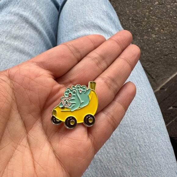 ☀️Oz Fun Frogs Enamel Pin Banana Fuit Car Cartoon Animal Brooch Yellow New☀️ - Picture 2 of 7